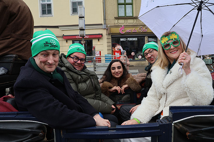 Münchens Oberbürgermeister Dieter Reiter neben der irischen Botschafterin in Deutschland, Maeve Collins auf dem St. Patricks Day Parade am 16.03.2025  (©Foto: Martin Schmitz)